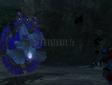 Yuna métamorphosée en Floral Fallal, ses deux pistils déployés, face à un fiélon de la Via Infinito