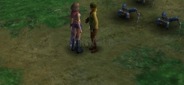 Yuna interroge un habitant en vert au milieu des petites machinas bleues