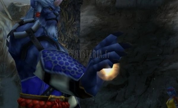 Kimahri le Ronso bleu tend une sphère trouvée dans la montagne
