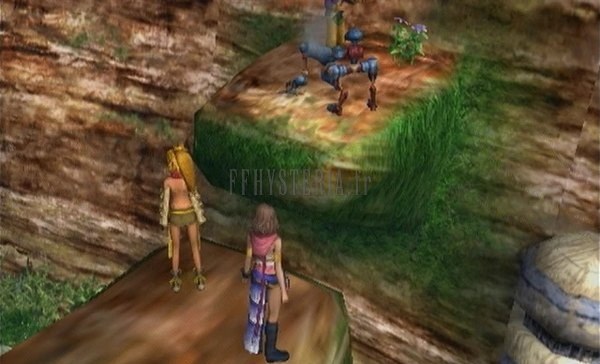 Rikku et Yuna sur une corniche de la Route Mi'ihen, pendant la chasse aux machinas