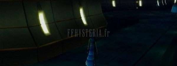 Yuna seule dans un couloir obscur de la Via Infinito