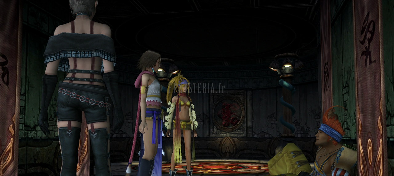 Dans le temple de Besaid, Wakka blessé, assis contre la paroi, face à Paine, Yuna et Rikku