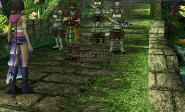 Yuna de dos face aux gardes casqués qui réclament le mot de passe