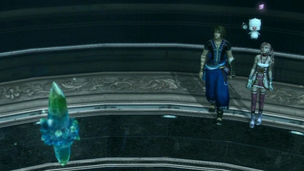 Serah et Noel sur l'anneau de l'arène du Colisée, près d'un cristal : une arène unique, où l'Arbitre du Temps reçoit les combattants.