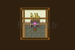 Un piano dans une salle de bois : le chef du groupe assis au clavier (version GBA)