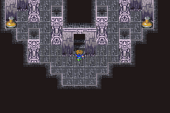 Un étage de la Tour du Phénix : salle de pierre grise gardée par des statues, un personnage au centre (version GBA)