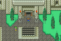 La cour du château de Tycoon : la porte gardée de statues en haut, l’escalier au centre (version GBA)