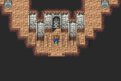 Salle dallée du Château Exdeath devant une porte encadrée de statues, Bartz au centre (version GBA)