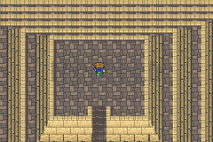 Le sommet de la Pyramide de Mua : une plateforme de dalles entourée de gradins (version GBA)