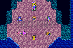 La Sirène au fond de la salle, en haut ; des silhouettes l’entourent et deux personnages gisent à terre, à gauche (version GBA)