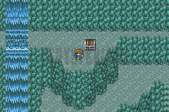 La grotte aux cascades du Temple Oublié : roche turquoise, une chute d’eau à gauche et un coffre (version GBA)