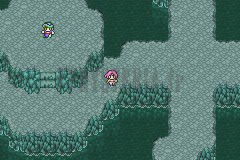 La salle paisible du Temple Oublié : grotte vert sombre, deux personnages au centre (version GBA)
