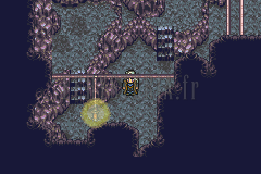 Une galerie sombre de l’antre au bord d’une eau bleu nuit, une lanterne allumée, un personnage sur la passerelle (version GBA)
