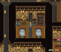 La maison de Tzen dans la version d’origine : pièce en bois vue de dessus, chrono à 05:33 en bas à droite (version SNES)
