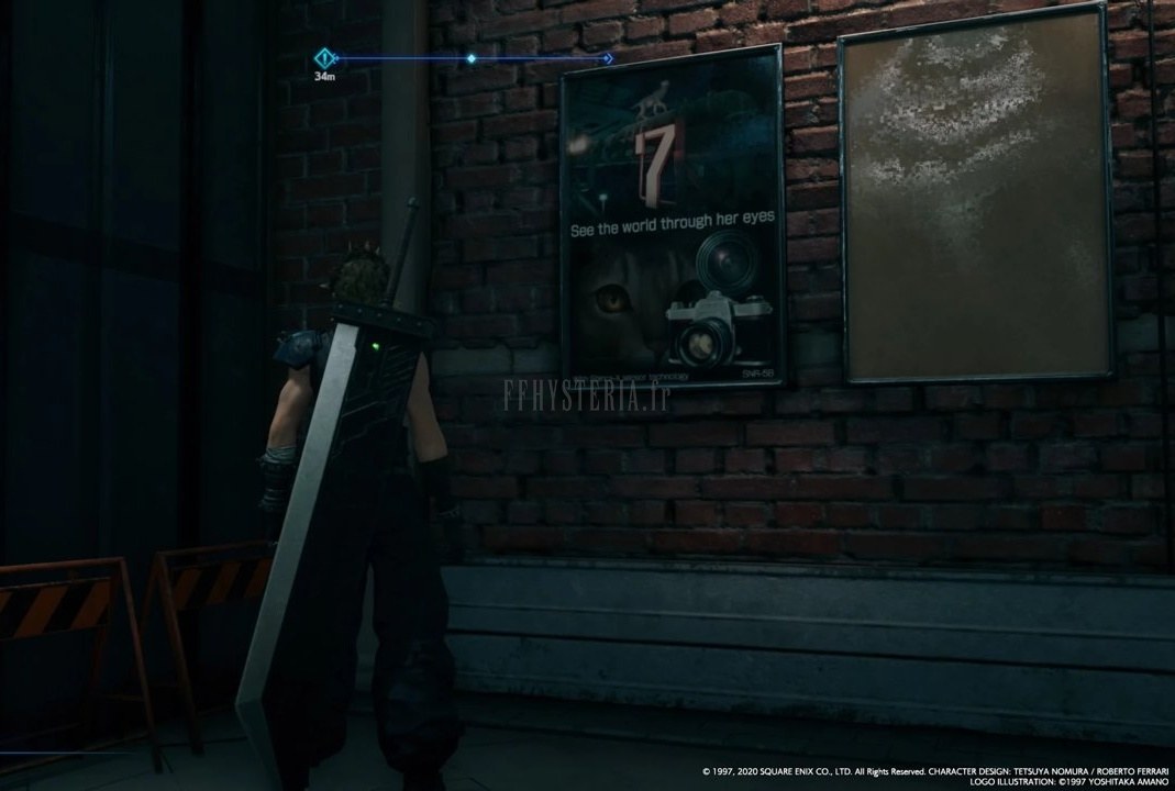 Sur le trajet de l'infiltration, Cloud longe un mur de brique couvert d'affiches publicitaires de la Shinra, entre deux barrières de chantier.