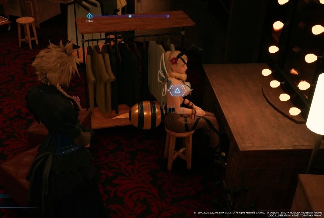 Les loges du Honeybee Inn : Cloud, déjà en robe, y échange quelques mots avec les honeygirls entre deux numéros.