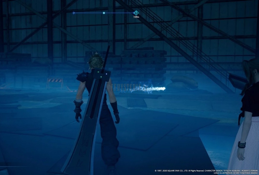 Une flamme fantôme file au ras du sol devant Cloud et Aerith, dans un hangar du dépôt vidé de ses rames.