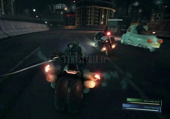 La course sur l'autoroute de Midgar : motos de la Shinra en formation derrière le convoi, phares braqués sur la chaussée.