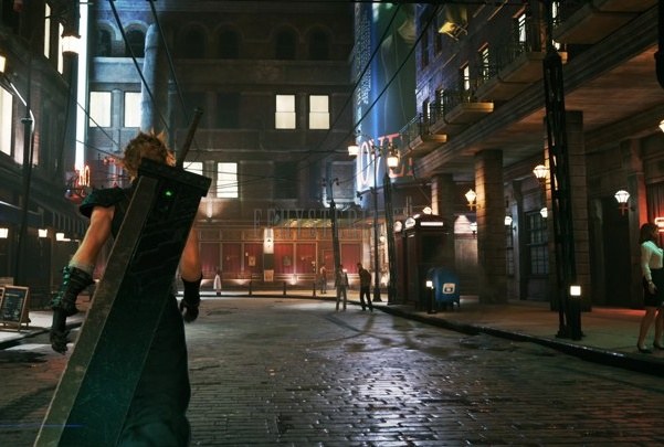 L'avenue Loveless du secteur 8 de nuit : commerces rouverts, enseignes rallumées et passants revenus dans la rue pavée.
