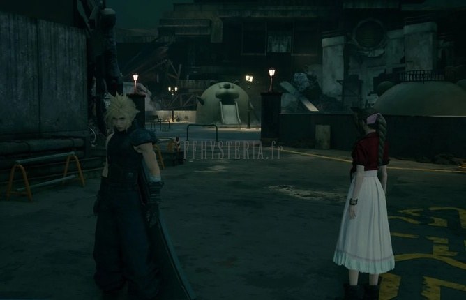 Cloud et Aerith de nuit dans Evergreen Park : le toboggan et la sphère de l'aire de jeux abandonnée où elle vendait autrefois ses fleurs.
