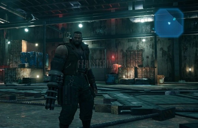 Barret ouvre la marche dans une halle bétonnée du site souterrain de la Shinra, éclairée au néon et encombrée de caisses.