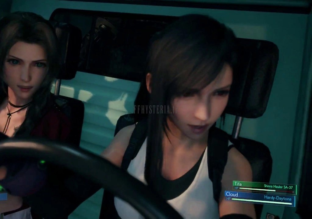 Aerith et Tifa dans la cabine du véhicule, barres de vie affichées : elles conduisent pendant que Cloud couvre la route.
